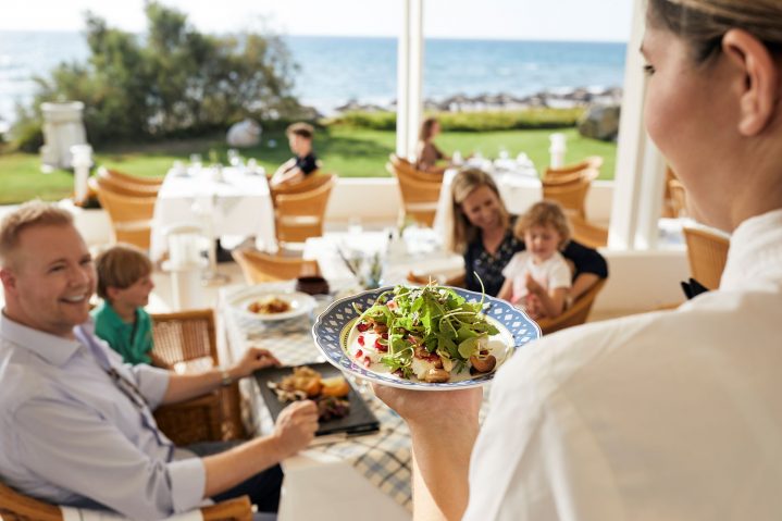 Familie im Restaurant mit Meerblick im ROBINSON Club Kyllini Beach, Griechenland