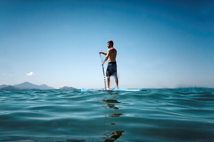 Mann auf Stand Up Paddle Board im Meer vor dem ROBINSON Club Daidalos