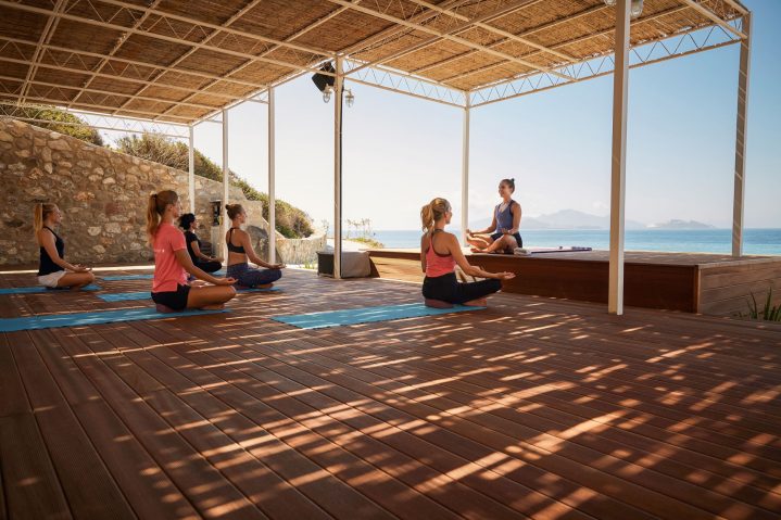 Gruppe beim Yoga mit Blick auf das Meer im ROBINSON Club Daidalos, Kos, Griechenland