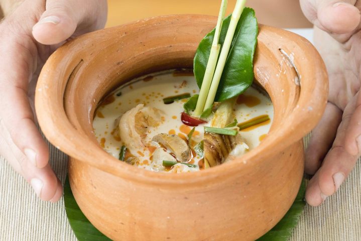 Tonpott mit asiatischer Suppe