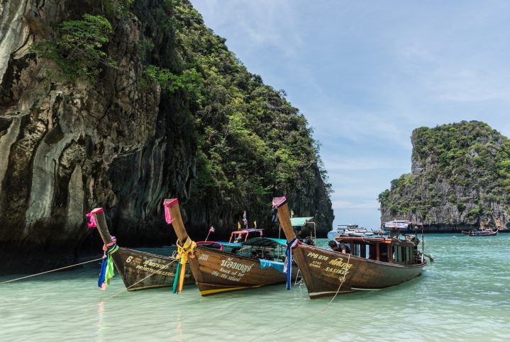 Boote auf dem Wasser bei Phuket Thailand