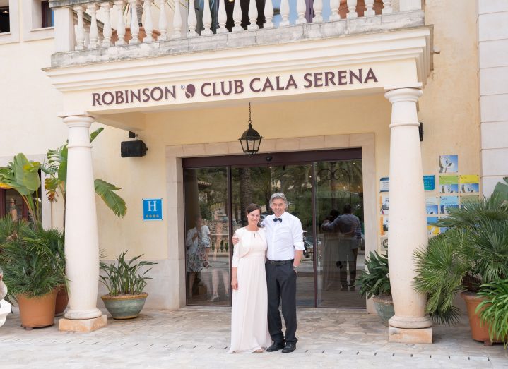 Hochzeitspaar vor dem ROBINSON CLUB CALA SERENA