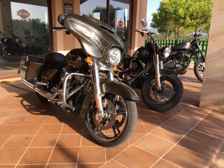 Harley Davidson Maschinen vor dem Club Cala Serena