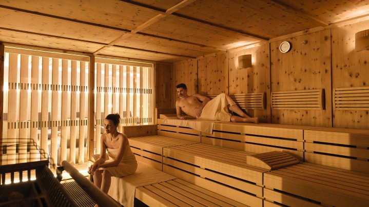 Mann und Frau sitzen in einer Sauna