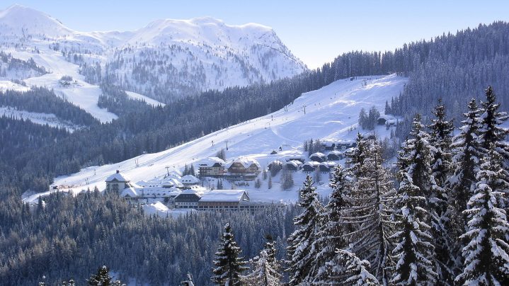 tSchneebedecktes Tal und einer Skipiste mit Sesselliften