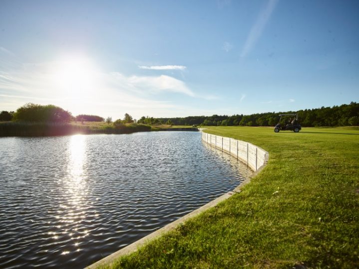 Golf-Green am Wasser mit Golf-Caddie in Mecklenburg-Vorpommern