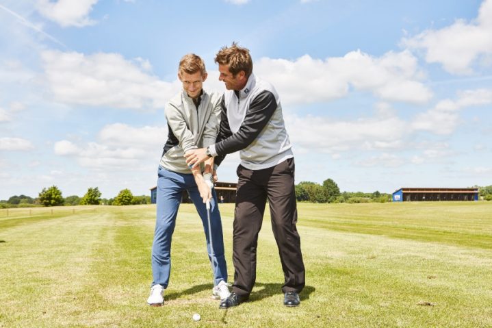 Golf-Experten Sven Strüwer beim Golftraining mit einem Kunden