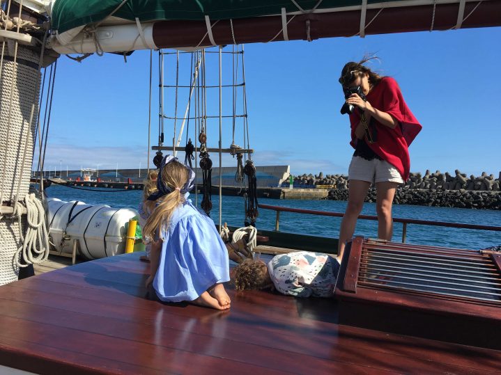 Frauen fotografieren sich auf einem Segelboot