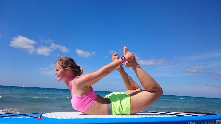 Yoga Übung Bogen auf dem Wasser