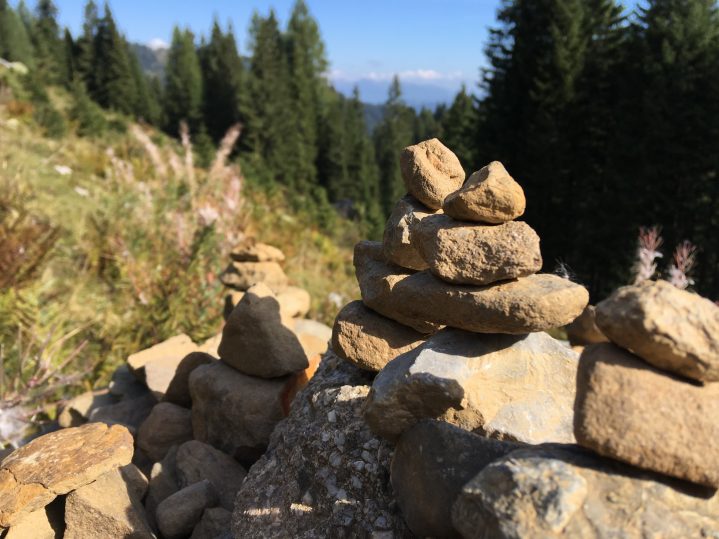Steinhaufen auf einem Wanderweg