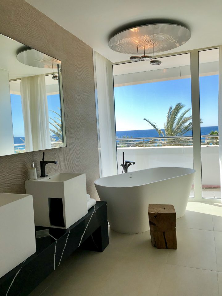 Badezimmer mit freistehender Badewanne und Meerblick im ROBINSON CLUB Jandia Playa, Fuerteventura