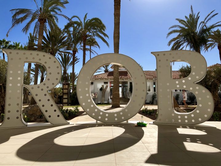 Die Buchstaben ROB bei Sonnenschein im ROBINSON CLUB Jandia Playa, Fuerteventura