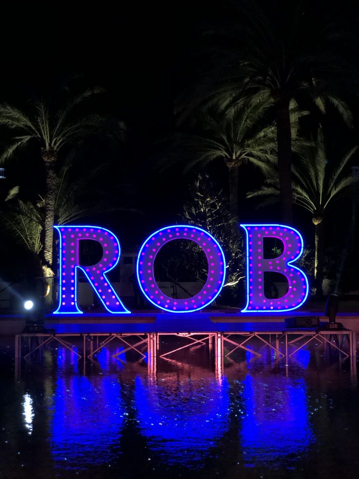 Die beleuchteten Buchstaben ROB bei Nacht im ROBINSON CLUb Jandia Playa, Fuerteventura