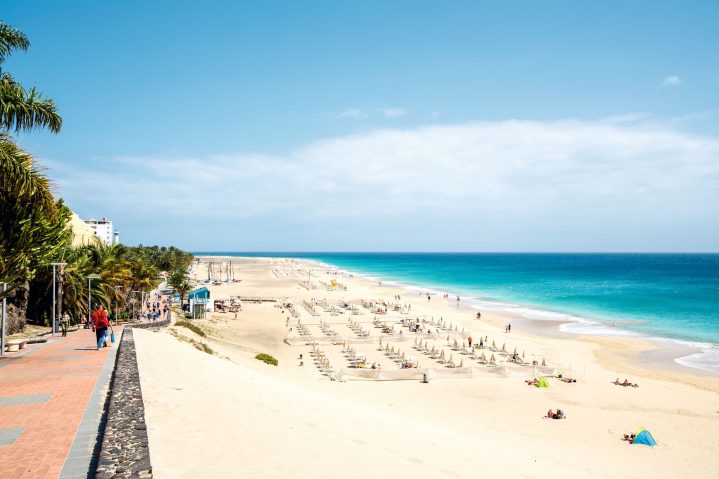 Blick auf den Strand und das Meer vom Jandia Playa in Fuerteventura, Spanien