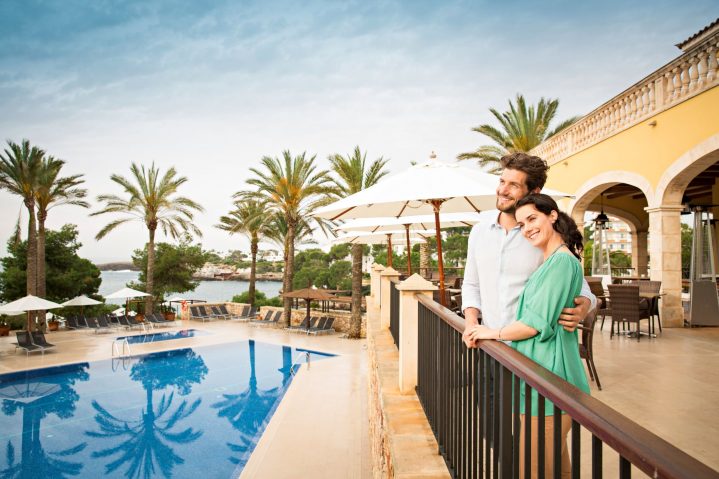 Pärchen im ROBINSON Club Cala Serena auf Mallorca blickt auf den Pool und das Meer