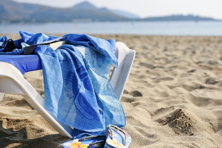 Badehandtuch am Sandstrand auf Mallorca