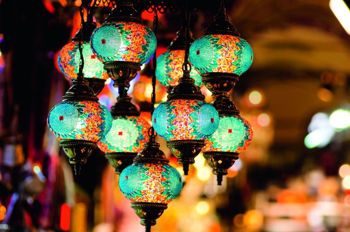 Farbenprächtige Glaslampen auf türkischem Basar