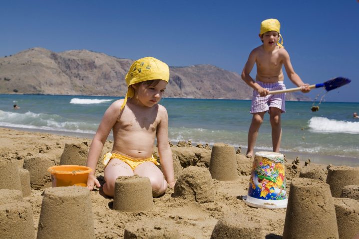 Kinder beim Sandburgenbauen am Strand