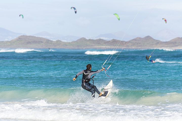 Kitesurfer am Strand von Corralejo, Fuerteventura, Kanarische Inseln