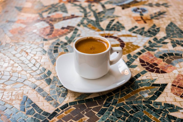 Kaffeetasse auf einem Tisch auf Zypern
