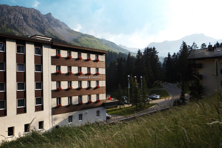 Sommerurlaub in der Schweiz seitlicher Blick auf den ROBINSON Club Arosa