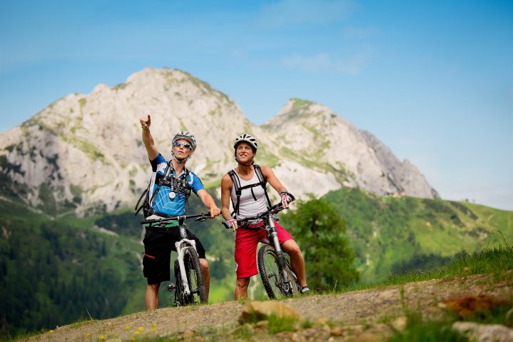 Zwei Mountainbiker vor Bergkulisse