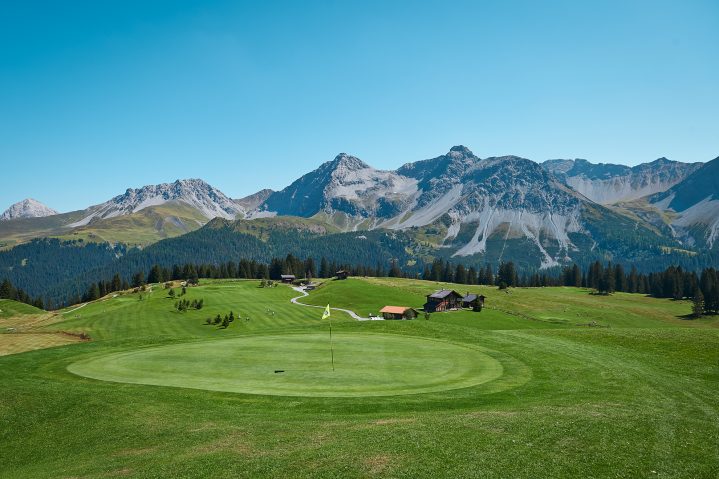 Sommerurlaub Schweiz Golfplatz vor Bergkulisse