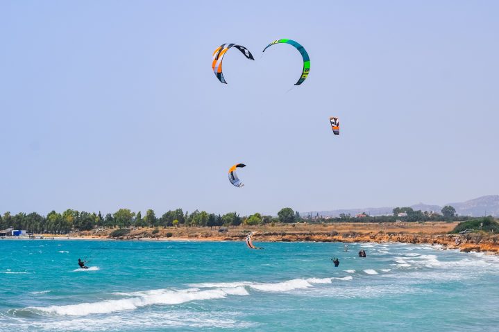 Outdoor-Aktivitäten auf Zypern Kite Surfing an der Küste 