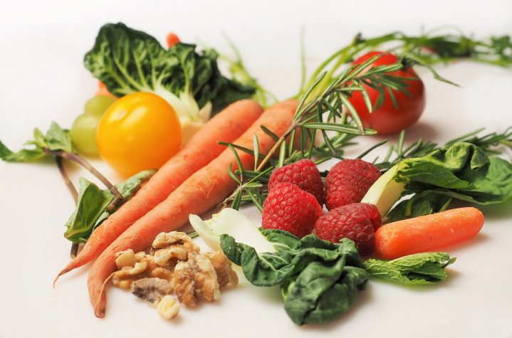 Bunter Teller mit Obst und Gemüse
