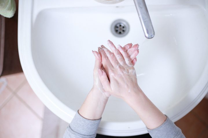 Händewaschen am Waschbecken
