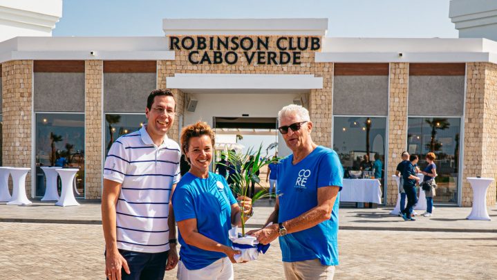 ROBINSON Mitarbeiter begrüßen den ersten Gast im Club Cabo Verde