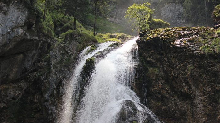 Wasserfall in einem Gebirge