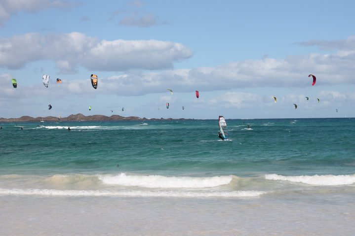 Kitesurfer auf dem Meer auf Fuerteventura