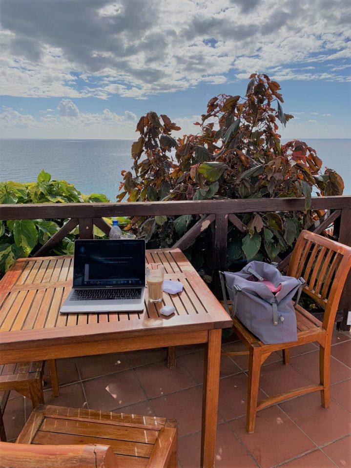 Laptop auf einem Tisch mit Meerblick