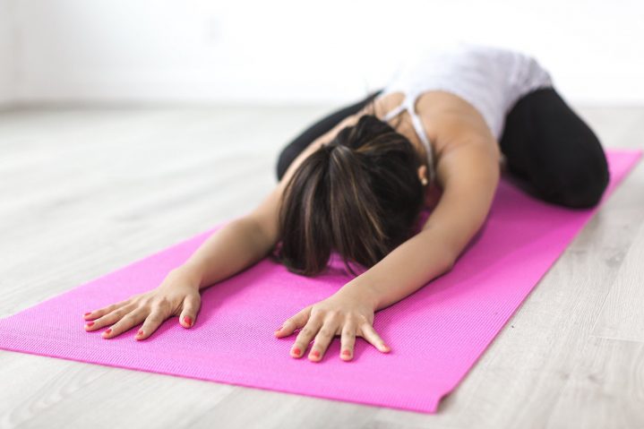 Frau bei Yogaübung auf Yogamatte
