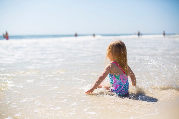 Kleines Mädchen in am Strand